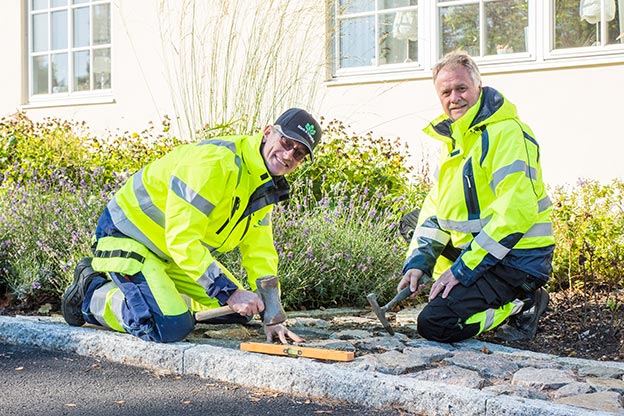 Två som arbetar med plattläggning 